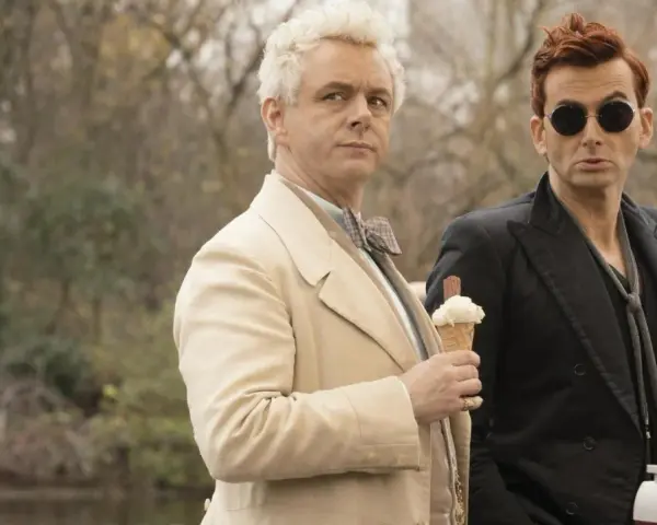 Engel und Dämon genießen Eiscreme im Freien. Hoffentlich gibt es bald good omens staffel 3!