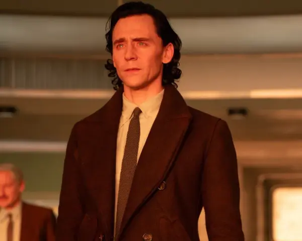 Loki, in seinem braunen Mantel, blickt nachdenklich. Die Hoffnung auf Loki Staffel 3 lebt!