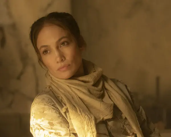 Jennifer Lopez in Tarnkleidung und Schal, nachdenklich in einem ihrer Filme.
