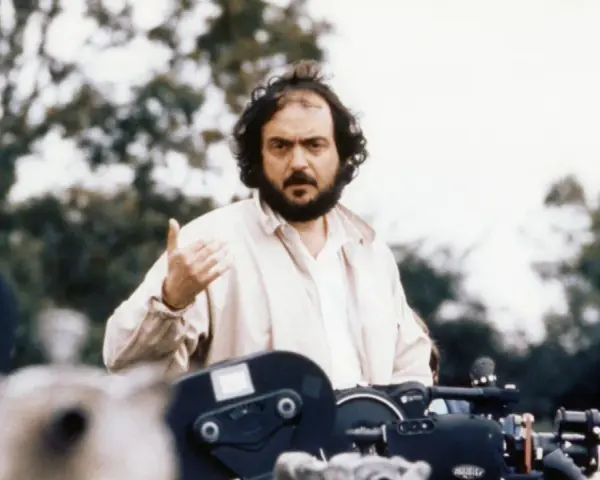 Stanley Kubrick, Regisseur legendärer filme, gestikuliert vor Kameras.