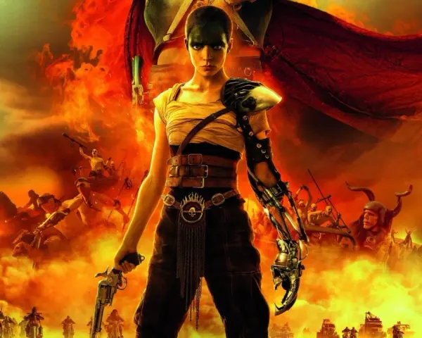 Furiosa: A Mad Max Saga. Eine Frau mit mechanischem Arm und Waffe steht vor einer feurigen Wüstenlandschaft mit Motorrädern und Fahrzeugen.