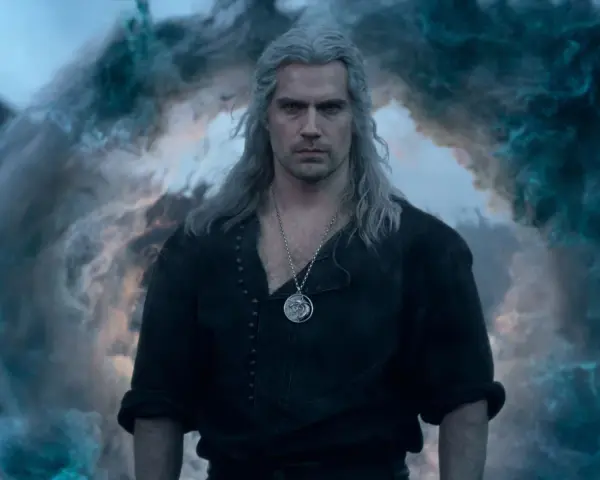 Geralt von Riva, mit seinem ikonischen silbernen Haar und dem Hexer-Medaillon, steht vor einem portalartigen Wirbel aus magischem Rauch. Die Szene deutet auf die Ereignisse von **The Witcher Staffel 3** hin.