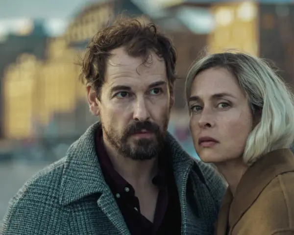 Ein Mann und eine Frau blicken ernst in die Kamera. Sie sind Hauptfiguren der Serie "Unfamiliar Staffel 2".