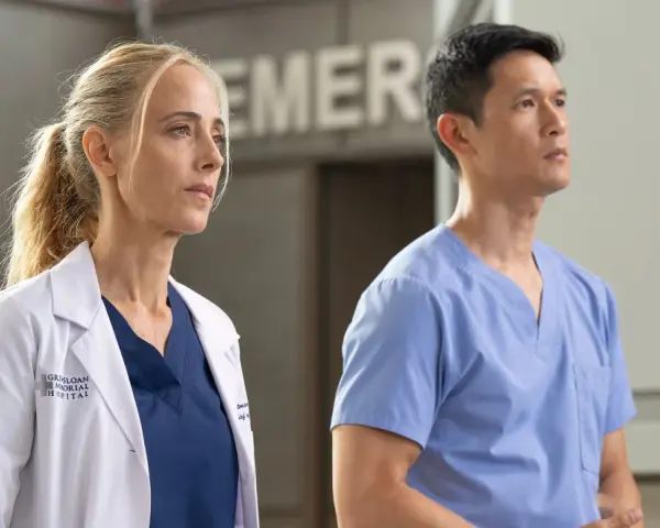 Ärzte im Grey Sloan Memorial Hospital, bereit für die Herausforderungen von Grey's Anatomy Staffel 22.