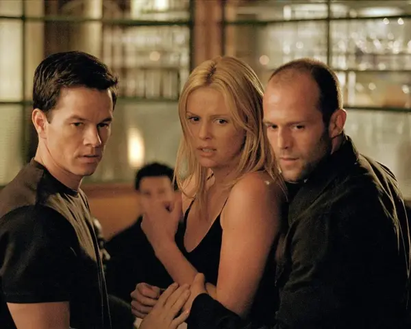 Mark Wahlberg, Charlize Theron und Jason Statham in einer Szene, die an Filme von Jason Statham erinnert.