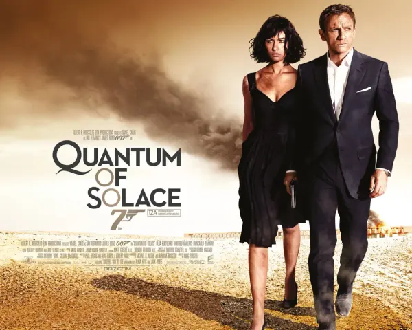 James Bond 007: Ein Quantum Trost. Daniel Craig und Olga Kurylenko schreiten entschlossen durch eine staubige Landschaft.