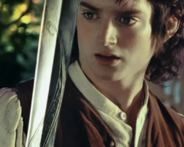 Elijah Wood als Frodo Beutlin mit seinem Schwert Stich. Ein ikonischer Moment aus den Filmen von Elijah Wood.