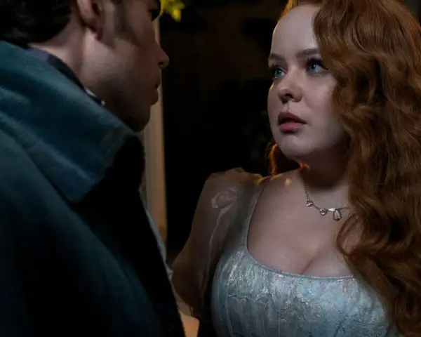 Nicola Coughlan in einem romantischen Moment, der an ihre Rollen in Filme und Serien erinnert.