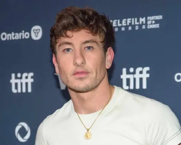 Barry Keoghan, bekannt für seine Rollen in Filmen wie "The Banshees of Inisherin", posiert vor dem TIFF-Logo.