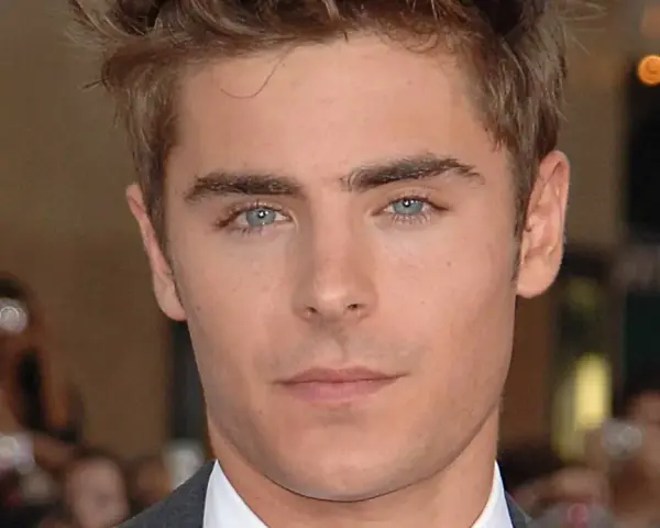 Nahaufnahme von Zac Efron, bekannt aus vielen Filmen. Seine blauen Augen blicken direkt in die Kamera.