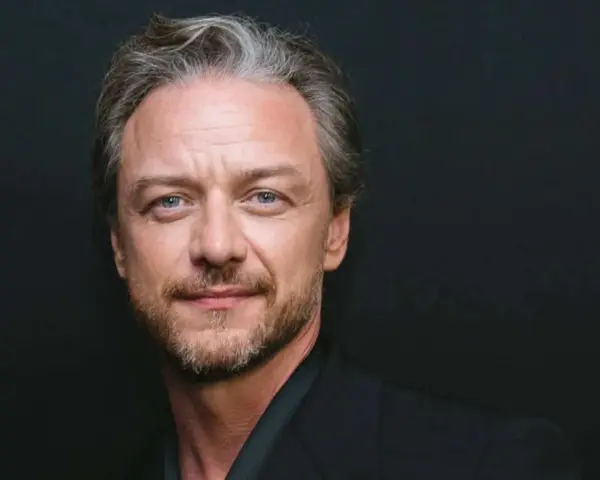James McAvoy mit grau meliertem Haar und Bart, bekannt aus Filmen wie "Split" und "X-Men".