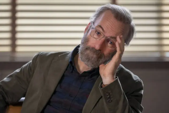 Bob Odenkirk mit Brille und Bart, nachdenklich, wie in vielen seiner Filme und Serien.