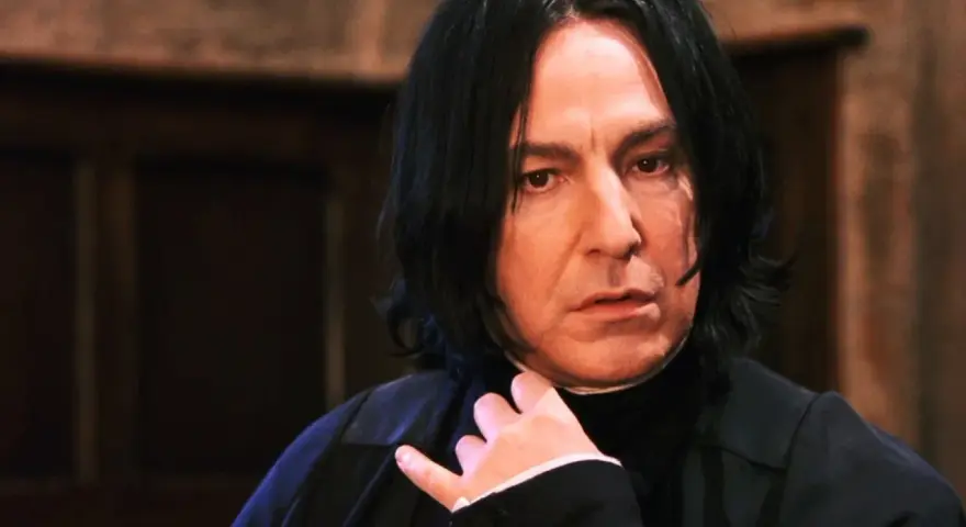 Alan Rickman als Severus Snape, eine ikonische Rolle in den Filmen, mit nachdenklichem Blick.