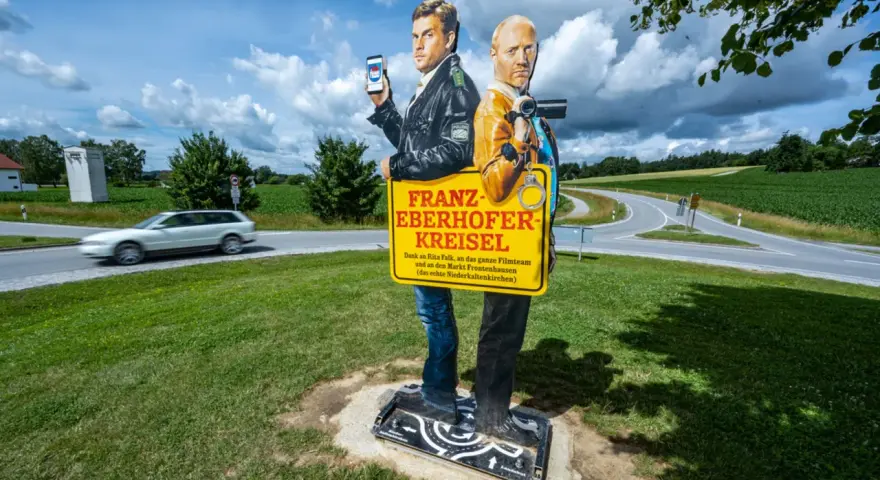Figuren aus den filme aus der reihe eberhoferkrimi am Franz-Eberhofer-Kreisel.