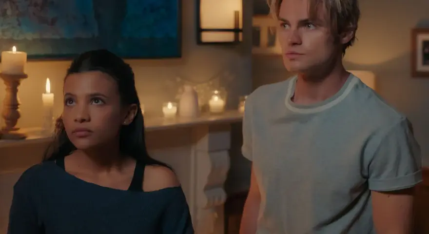 Die besetzung von "Ich und die Walter Boys" zeigt Jackie und Cole in nachdenklicher Stimmung, umgeben von Kerzenlicht.