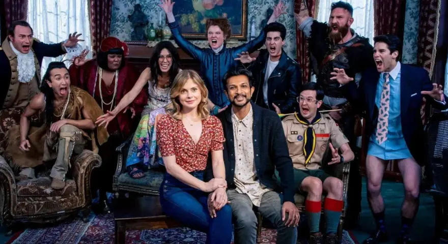 Die Hauptdarsteller von Ghosts Staffel 3 posieren ausgelassen in einem viktorianischen Salon.