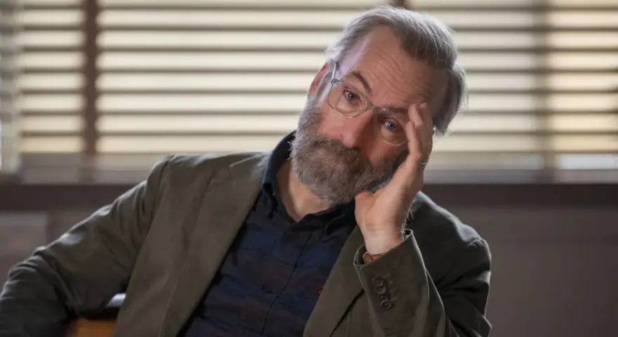Bob Odenkirk mit Brille und Bart, nachdenklich, wie in vielen seiner Filme und Serien.