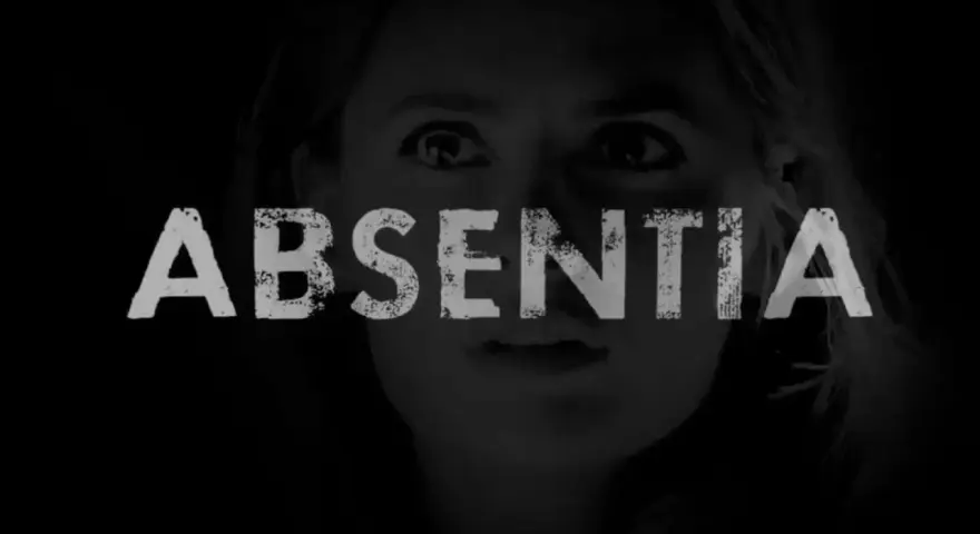 Dunkles Bild mit dem Titel "ABSENTIA" und dem Gesicht einer Frau im Hintergrund. Die Spannung steigt in absentia staffel 3.