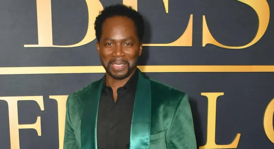 Harold Perrineau, bekannt für seine Rollen in Filmen und Serien, trägt einen grünen Samt-Blazer.