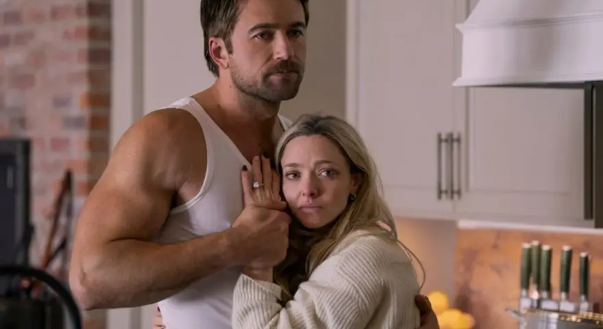 Ein Mann umarmt eine Frau, die verzweifelt wirkt. Die Szene stammt aus dem Film "The Housemaid".