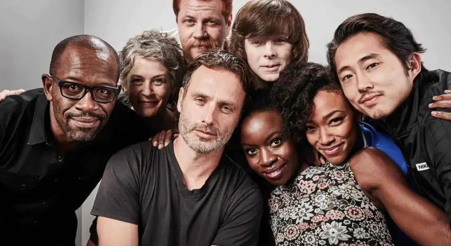 Die Besetzung von The Walking Dead: Ein Ensemblefoto mit Andrew Lincoln, Norman Reedus, Danai Gurira, Sonequa Martin-Green, Steven Yeun, Lauren Cohan, Chandler Riggs und Lennie James.