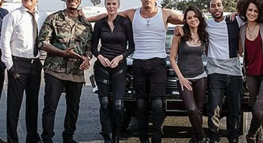 Die Hauptdarsteller der Besetzung von Fast & Furious 8 stehen lächelnd nebeneinander.