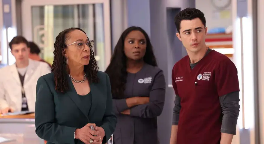Drei Ärzte im Gaffney Chicago Medical Center, darunter Dr. Marcel, diskutieren einen Fall. Staffel 10 von Chicago Med verspricht Spannung.
