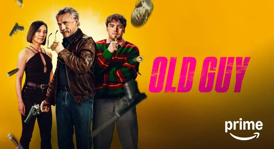 Actionhelden im Einsatz: Ein Mann, eine Frau und ein junger Mann mit Waffen und Granaten. "Old Guy" – ein Film, der 2025 für Spannung sorgt.