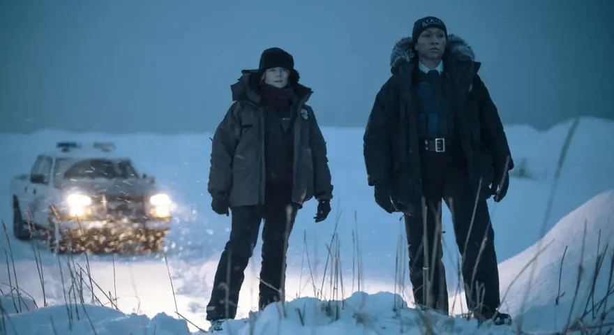 Zwei Polizistinnen im Schnee, ein Einsatz bei eisiger Kälte. Die Ermittlerinnen der true detective staffel 4 scheinen einer Spur im tiefen Alaska zu folgen.