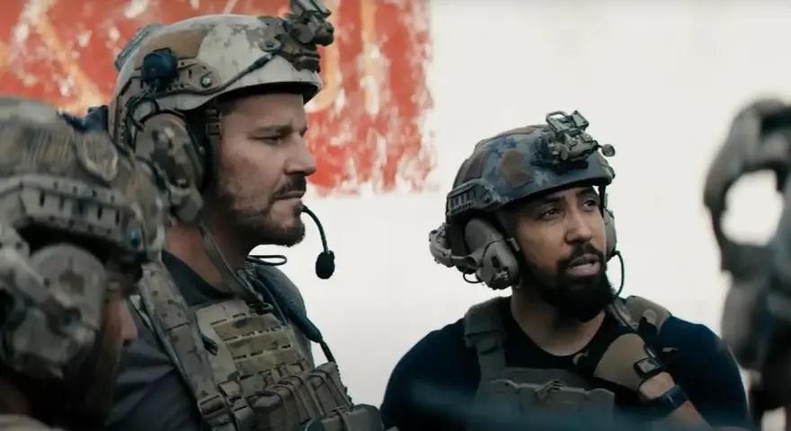 Zwei Soldaten in taktischer Ausrüstung, bereit für den Einsatz in Staffel 7 von SEAL Team.