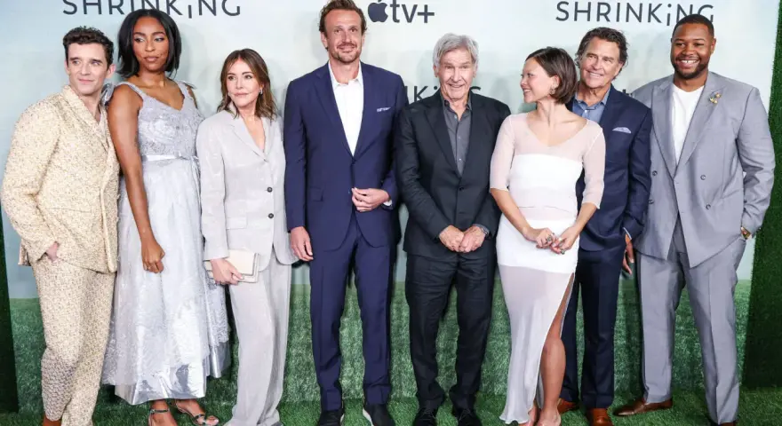 Die Hauptbesetzung von Shrinking posiert für ein Foto. Von links nach rechts: Michael Urie, Jessica Williams, Christa Miller, Jason Segel, Harrison Ford, Lukita Maxwell, Ted McGinley und Luke Tennie.