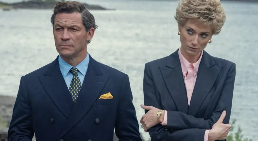 Dominic West und Elizabeth Debicki als Charles und Diana in "The Crown" Staffel 7. Ein Mann in dunklem Anzug, eine Frau im Blazer.
