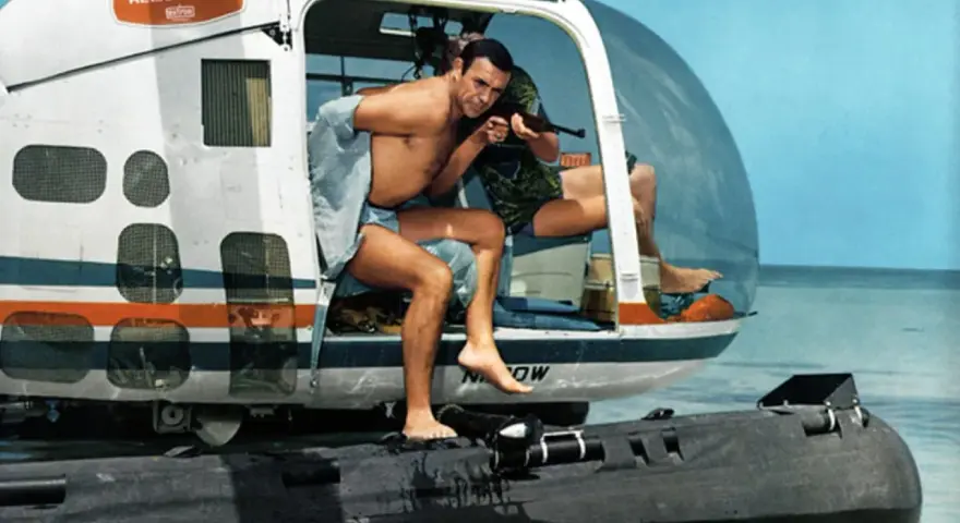 Sean Connery als James Bond 007 in "Feuerball" steigt aus einem Helikopter auf ein Schlauchboot.