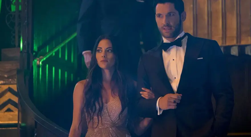 Lucifer und Chloe in schicken Outfits, ein Moment aus Lucifer Staffel 4.