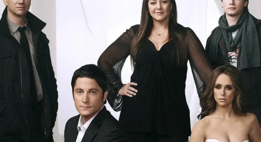 Die Hauptdarsteller der Serie "Ghost Whisperer" posieren für ein Gruppenfoto.