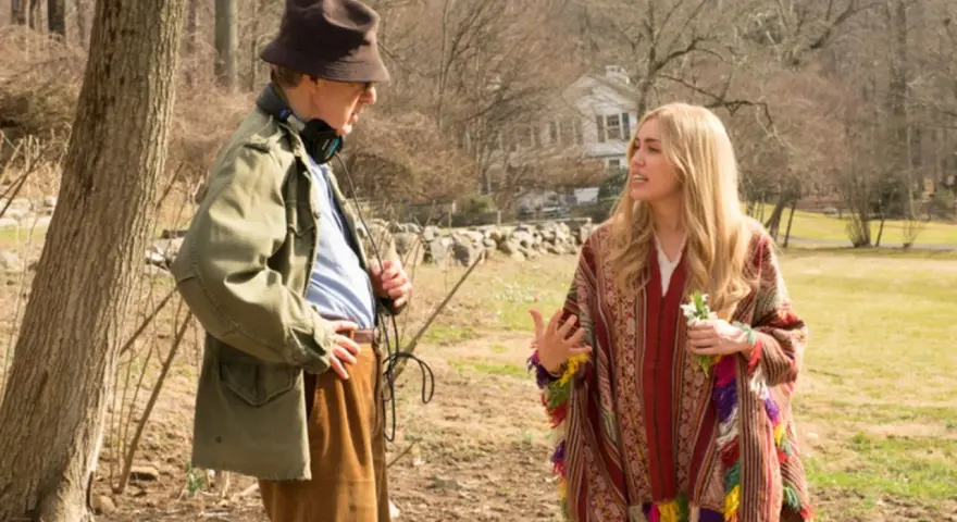 Woody Allen und eine Schauspielerin im Gespräch, ein typischer Moment aus seinen Filme von Woody Allen.