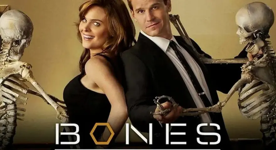 Die Hauptdarsteller der Serie "Bones – Die Knochenjägerin" posieren mit Skeletten.