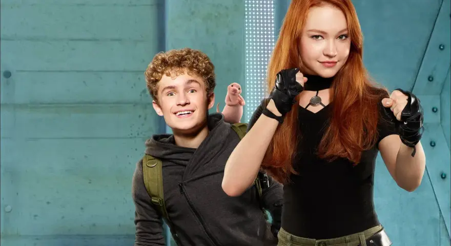 Sadie Stanley als Kim Possible mit ihrem Freund Ron Stoppable und dem Nacktmull Rufus. Ein Blick auf Filme und Serien mit Sadie Stanley.