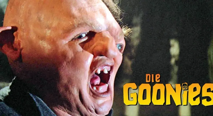 Sloth, ein Mitglied der Besetzung von Die Goonies, mit seinem charakteristischen Gesichtsausdruck und dem Filmtitel.