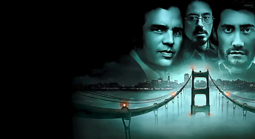 Die besetzung von Zodiac – Die Spur des Killers: Jake Gyllenhaal, Mark Ruffalo und Robert Downey Jr. blicken über eine nebelverhangene Golden Gate Bridge.
