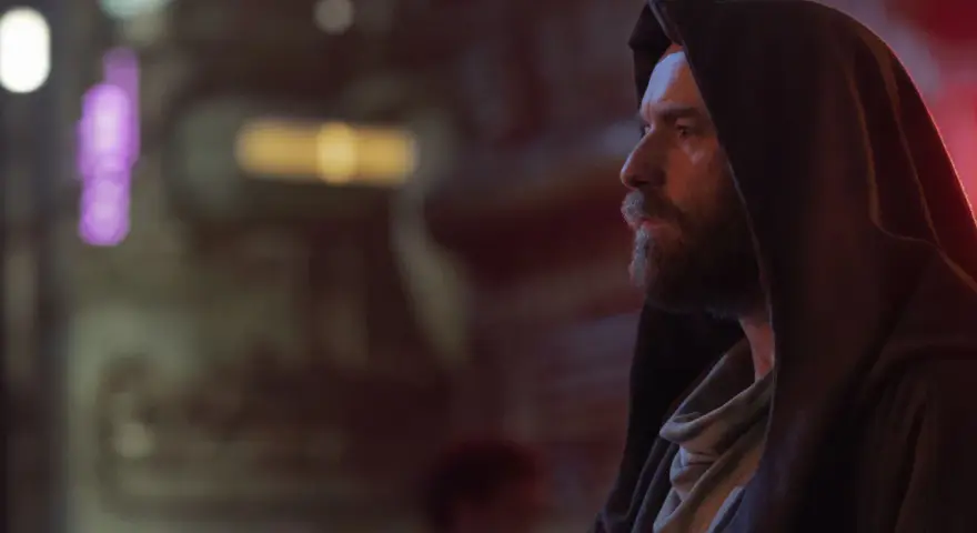Ewan McGregor als Obi-Wan Kenobi, nachdenklich im Dunkeln. Ein ikonischer Look aus seinen Filmen.