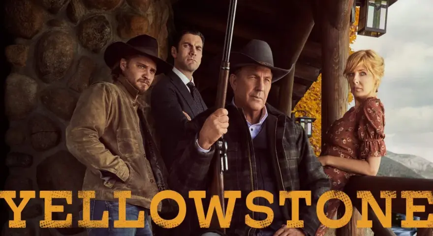 Die Familie Dutton posiert vor einer rustikalen Hütte, bereit für die Folgen von Yellowstone.
