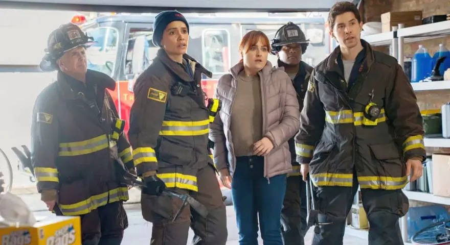 Das Team von Chicago Fire Staffel 14 steht besorgt vor einem Feuerwehrauto.