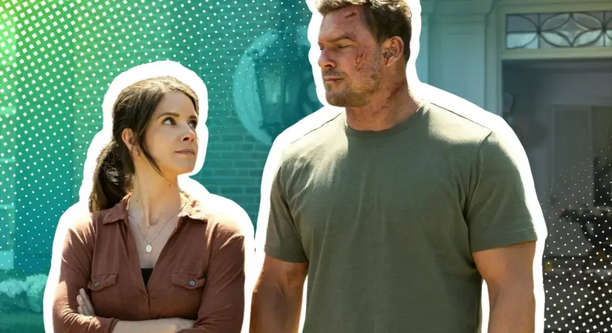 Reacher und seine Kollegin blicken nachdenklich in die Ferne. Die Spannung steigt für Reacher Staffel 4.