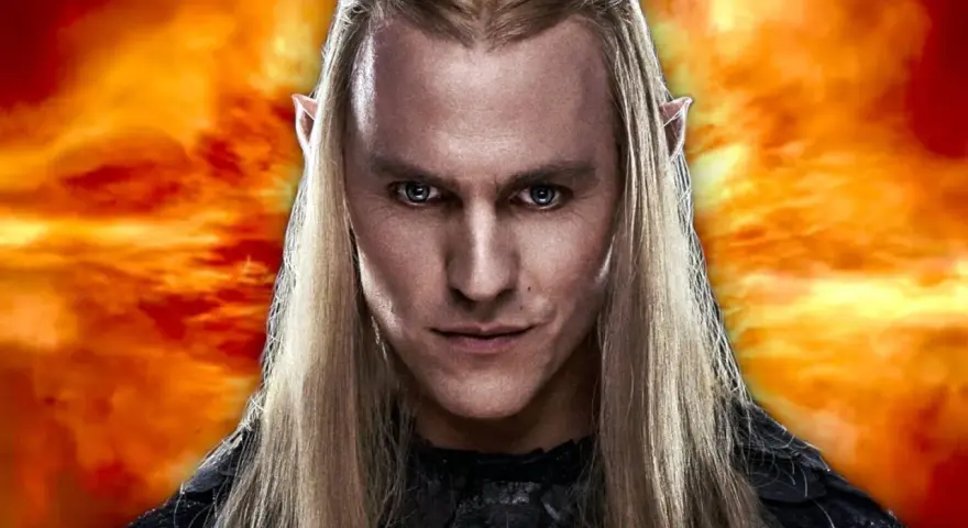 Ein Elf mit langen blonden Haaren und spitzen Ohren blickt intensiv in die Kamera. Hinter ihm lodert ein feuriger Himmel, der auf die Ereignisse in "Die Ringe der Macht Staffel 3" hindeutet.
