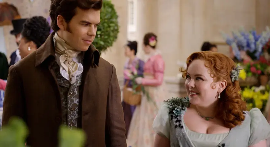 Colin und Penelope im Gespräch, ein romantischer Moment aus Bridgerton Staffel 3.