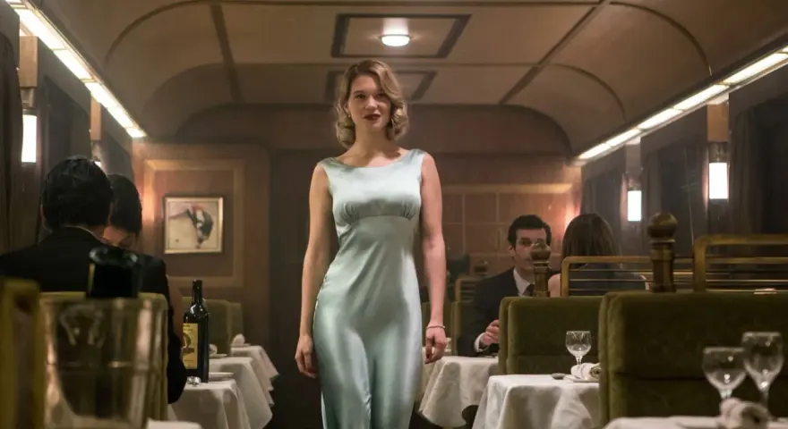 Léa Seydoux in einem eleganten Kleid im Speisewagen des Orient Express. Ein Moment aus der Besetzung von James Bond 007: Spectre.