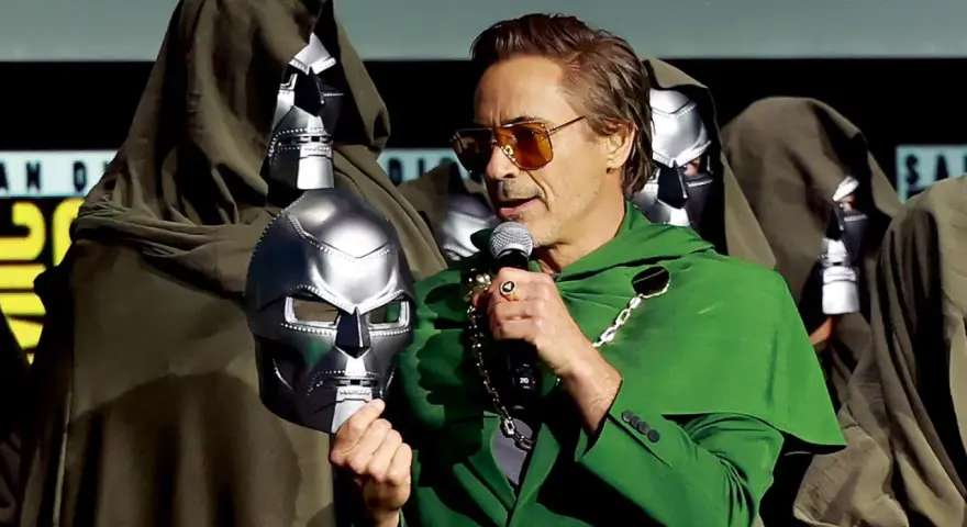 Robert Downey Jr. hält eine Doctor Doom-Maske, während im Hintergrund mehrere maskierte Figuren stehen. Könnte dies die Besetzung von Avengers 5 sein?