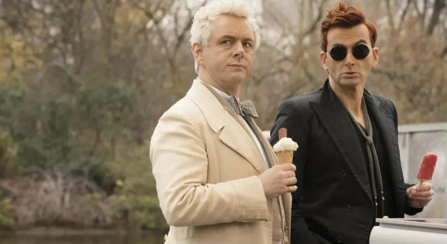 Engel und Dämon genießen Eiscreme im Freien. Hoffentlich gibt es bald good omens staffel 3!