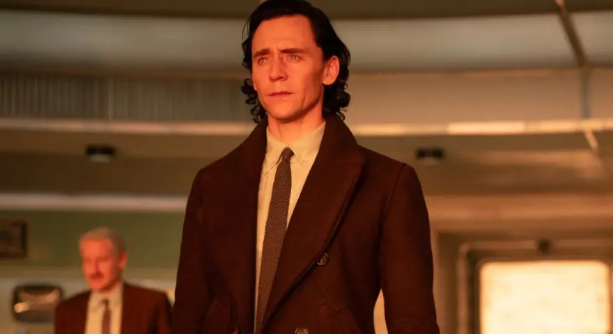 Loki, in seinem braunen Mantel, blickt nachdenklich. Die Hoffnung auf Loki Staffel 3 lebt!